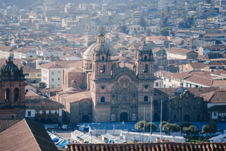 Igreja da Companhia de Jesus e centro histórico de Cusco vistos do alto