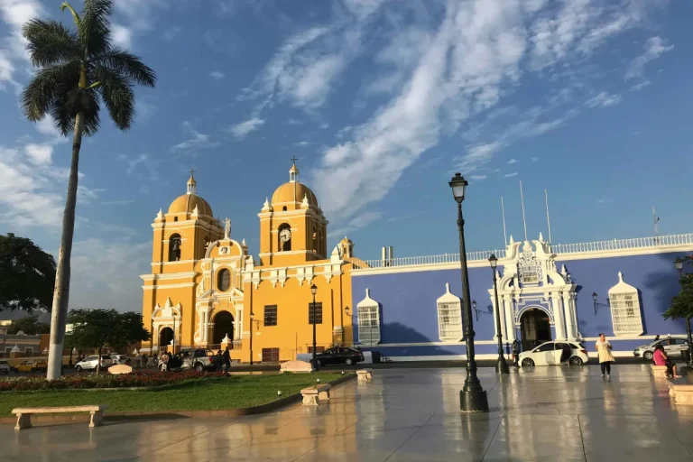 Arquitetura colonial colorida na Plaza de Armas de Trujillo, Peru