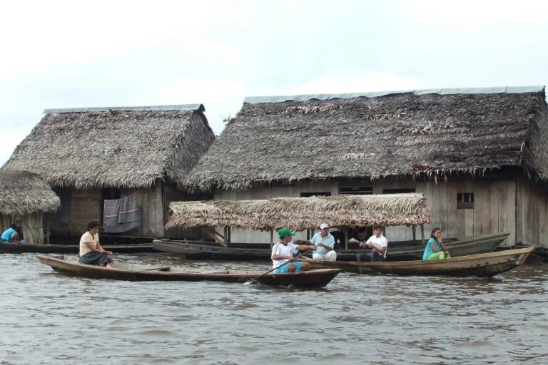 Casas de madera y canoas en una comunidad ribereña de Iquitos, Amazonas