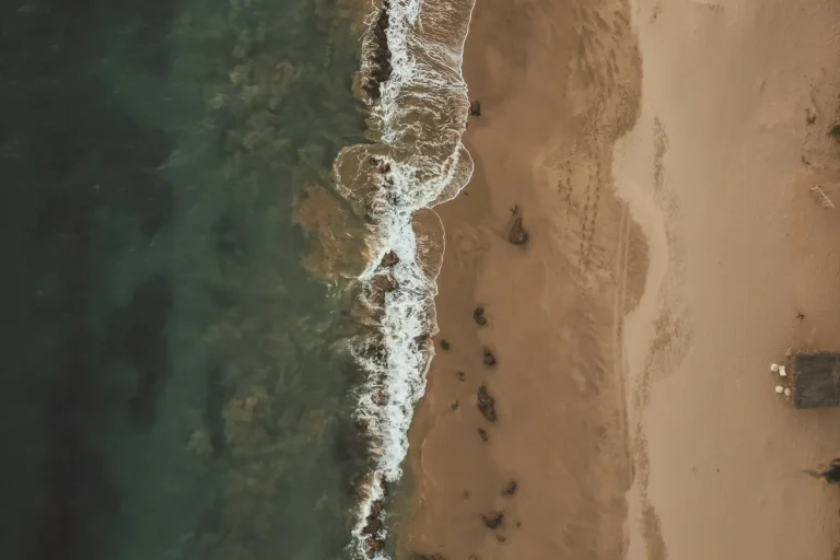 Vista aérea de la playa y las olas en la costa de Máncora, Perú
