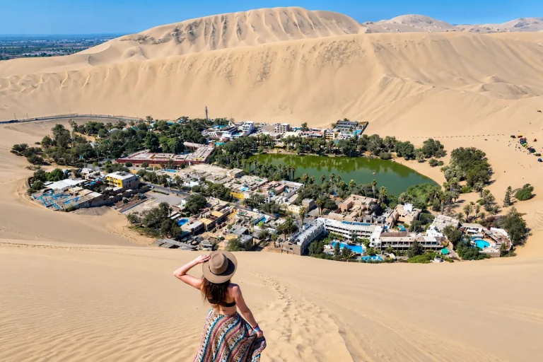 Vista panorámica del oasis de Huacachina rodeado por dunas de Ica