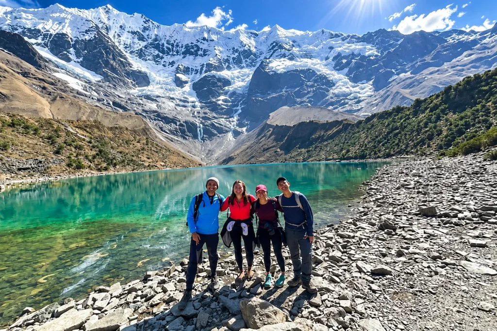 Grupo de viajeros frente a la Laguna Humantay y el nevado Salkantay