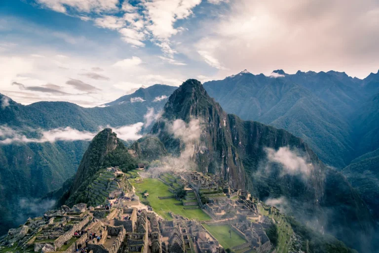 Vista panorámica de la ciudadela inca de Machu Picchu entre montañas