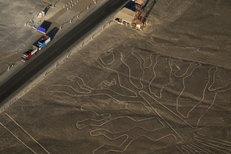 Geoglifos y torre mirador junto a la carretera de las Líneas de Nazca