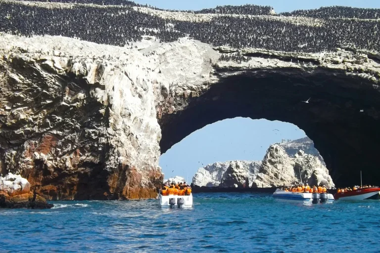 Barcos turísticos navegando junto às formações rochosas das Ilhas Ballestas